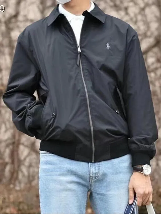 P306 💰Ralph Lauren/Ralph Lauren American vintage classic lapel retro waterproof jacket. Classic design. Timeless classic. The cotton fabric is thick and wide, showing a sense of vintage. The collar and cuffs are decorated with colorful plaid. It looks good on both men and women. It is comfortable and comfortable to wear. Mainly relaxed retro YYDS. One piece for both men and women. An indispensable piece for autumn and winter. The hottest jacket at the moment. One hundred percent cotton twill is thick and thick, ⚠️correctly spaced red and green plaid lining, imported high-density embroidery. The Harrington jacket has a loose fit, is short and fat, and is super versatile. It is a clean fit and is suitable for both men and women. Color: Khaki Navy Black Size: M-XXL Size Length Bust Sleeve Length Shoulder Width M 67 110 61 L 68 114 62 XL 70 118 63 2XL 72 122 64